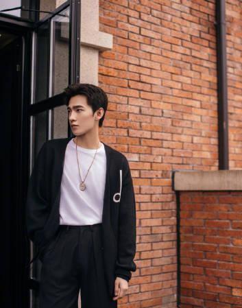 整体|杨洋“眼镜杀”男友力满满，穿西装利索潇洒，“精英范”十足