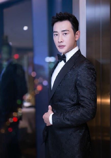 显得|罗晋低调演戏做人,休闲穿搭显魅力,瞬间提升时尚感