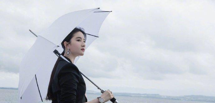 西裤|“神仙姐姐”刘亦菲雨中撑伞,西装穿出好身材,景美人更美