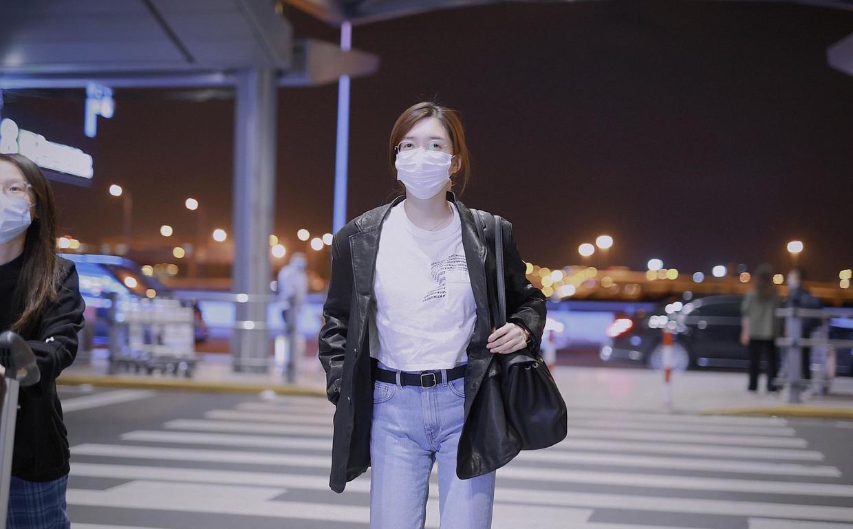展现|原来李沁这么瘦，白T恤配蓝白条纹阔腿裤随性简约，腰仅有一握