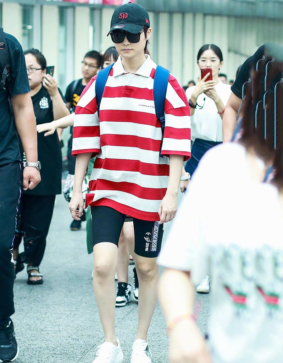 李宇春|169cm宋妍霏与175cm李宇春,同穿红白条纹衫,不是腿长就能赢!