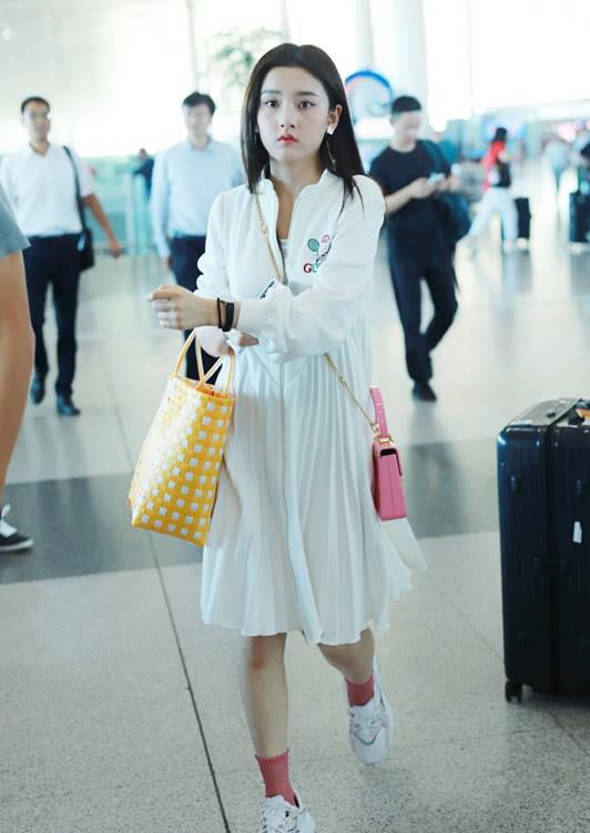 鞋袜|宋祖儿穿白裙现身，脚穿一双粉色袜子，甜美和可爱的气质就有！