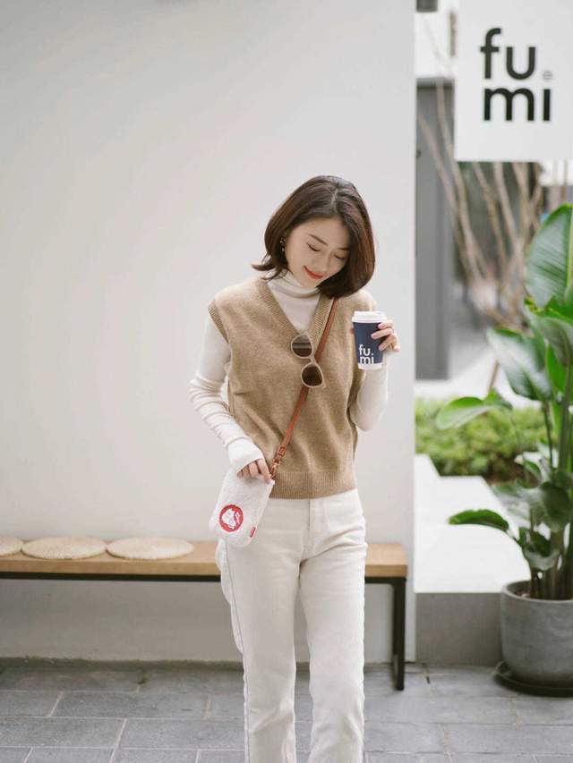 马甲|秋天真正优雅的女生，用针织衫马甲搭配白色牛仔裤，高级又洋气