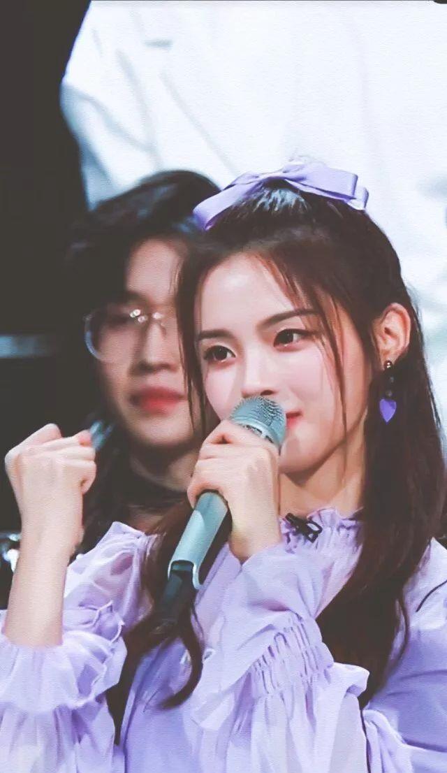 显得|杨超越撞衫就没输过！从宽大西装到少女碎花，怎样穿都引人注目