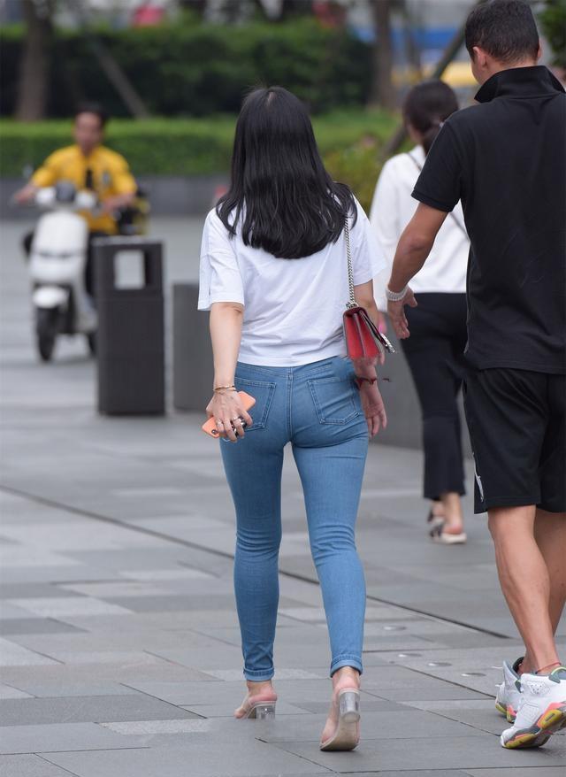 青春|时髦美丽的打底裤穿搭尽显青春姿态,凸显修长的身材,气质不凡