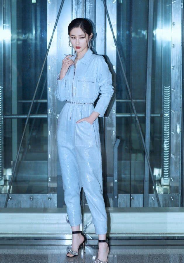 黑色|不愧是湖南台的宝藏主持人，30岁穿起“液体衣”，这腰细到透光