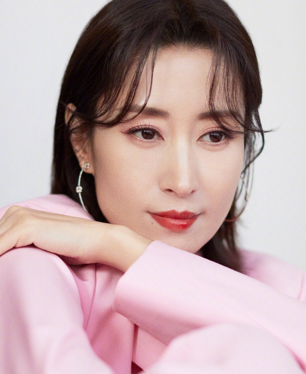 刘敏涛|45岁刘敏涛这么少女?穿粉色西装现身,尽显甜美和可爱