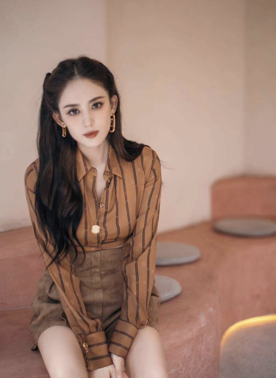 身材|又被古力娜扎惊艳到,衬衫不好好穿露一边肩膀,搭配高腰裙太撩人