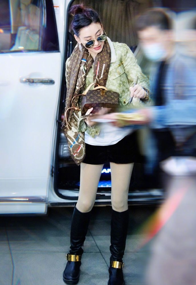 金色|40岁张柏芝重回颜值巅峰,穿金色西装裙复古时尚,少女感超吸睛