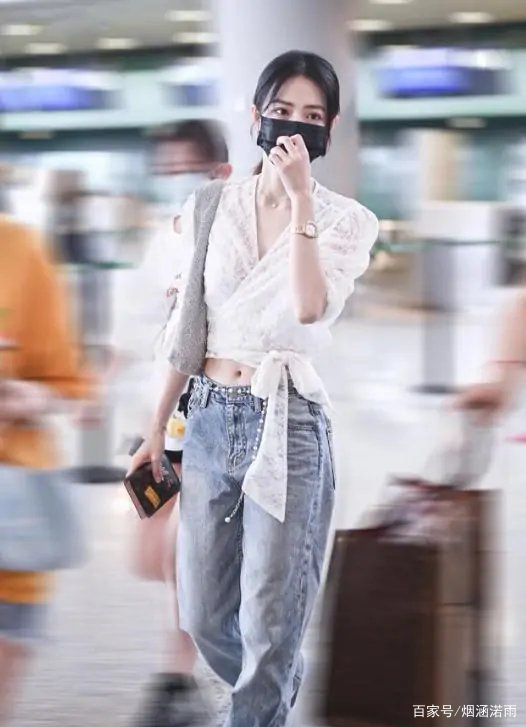 美貌|徐璐和妈妈一起出行，穿露腰装秀S身材曲线，美貌基因绝了