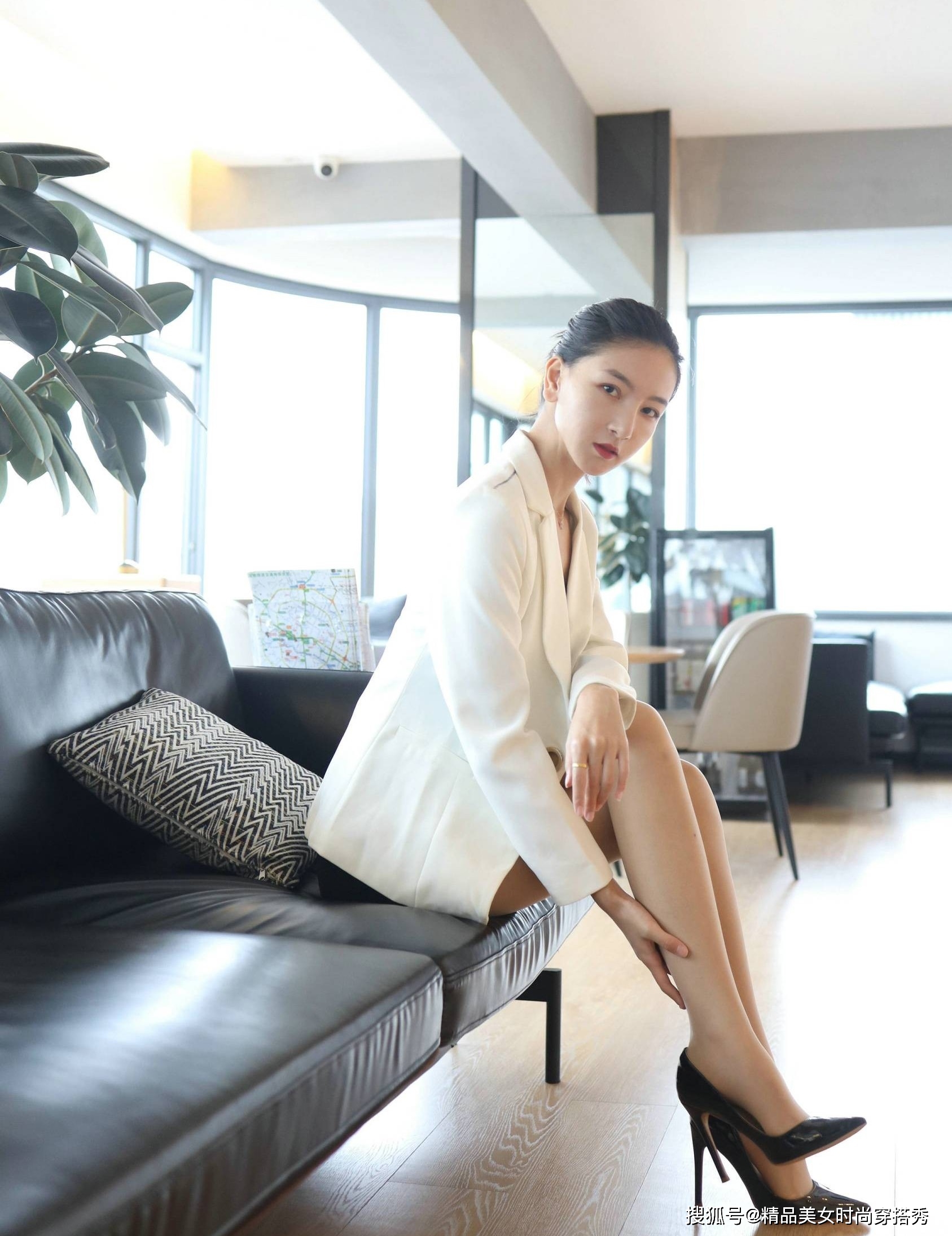 黑色|白色的西装外套，内搭黑色的背心与短裙，干练又不失女性的优雅