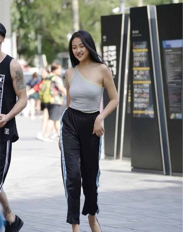 酷酷|酷酷装扮的打底裤充满青春的时尚活力,穿着舒适个性,高级优雅