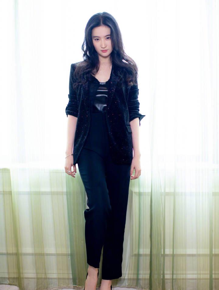 西裤|“神仙姐姐”刘亦菲雨中撑伞,西装穿出好身材,景美人更美