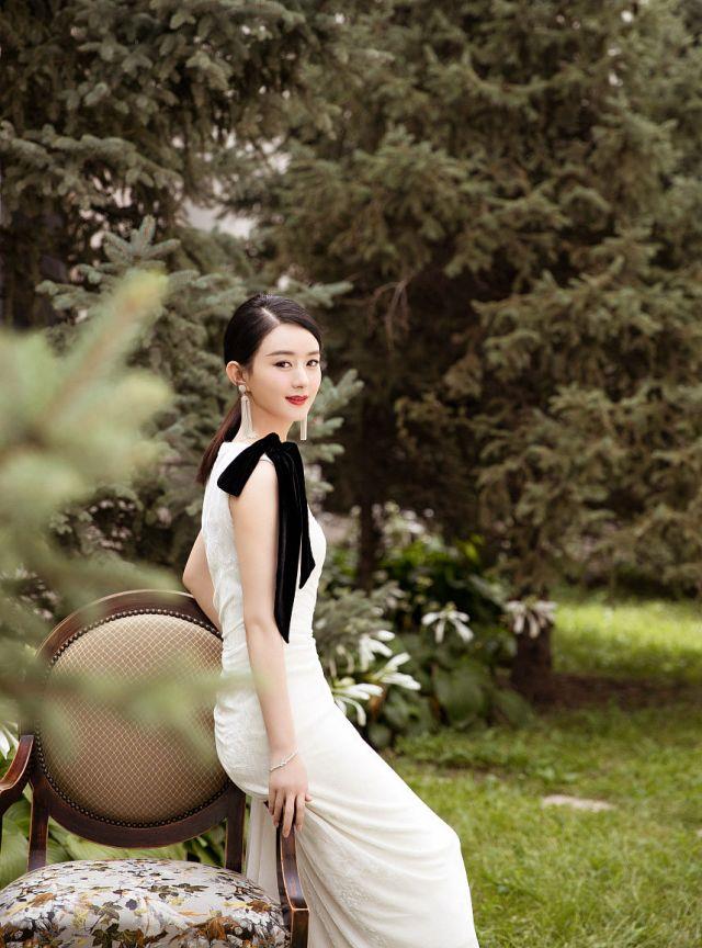 女神|33岁的赵丽颖，一袭白色长裙温婉大气，女神形象又被颠覆了