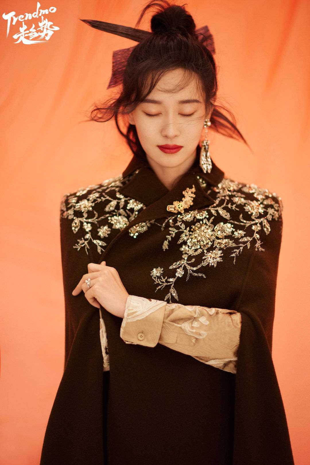 亮点|金牌剑客孙一文拍时尚大片，又美又飒有了女侠风采，气质不输明星