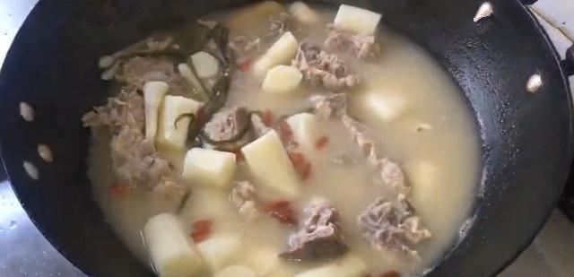 排骨汤怎么炖好喝排骨炖山药 8c0e275623104c51b60deada22993856.jpeg