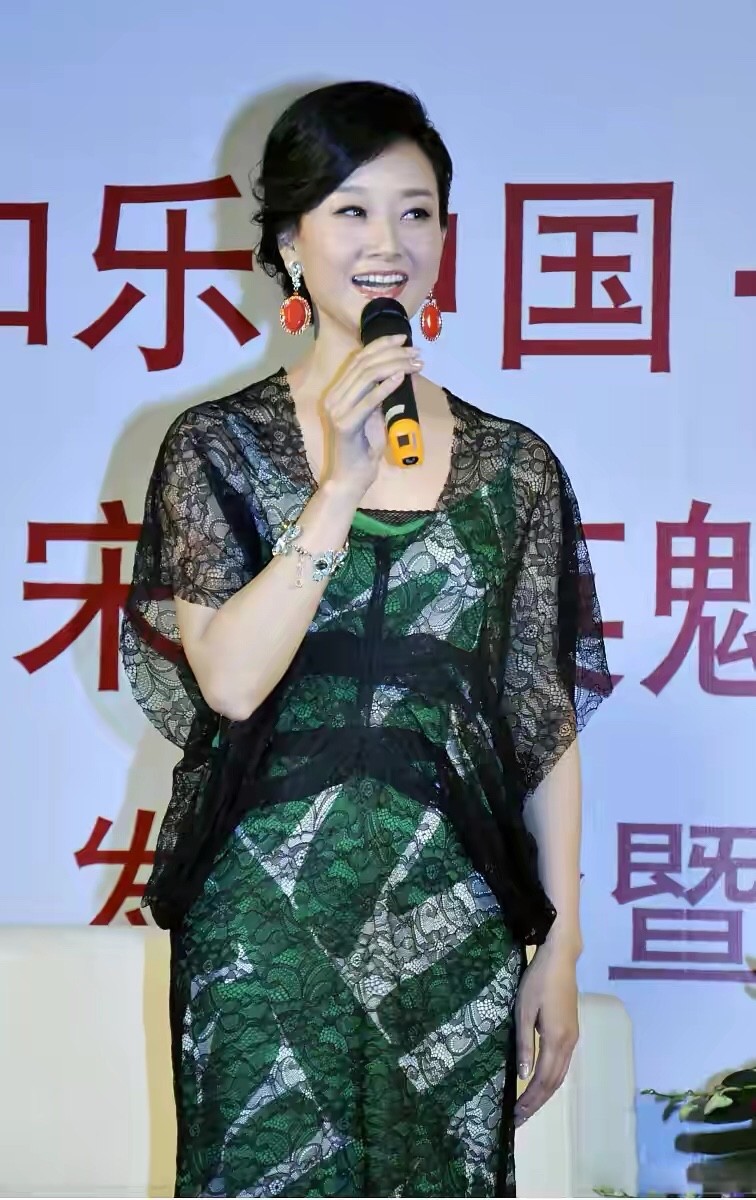 进行|55岁宋祖英懂得将“嫩”进行到底，粉西装配伞裙，减龄又高级