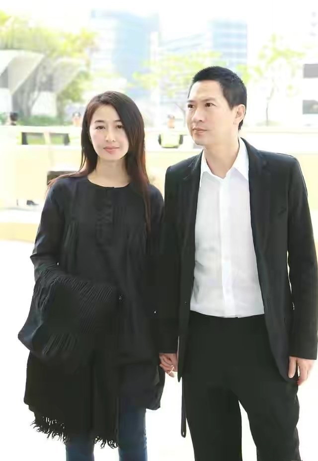 设计|张家辉真幸运,关咏荷一袭复古绿长裙美艳绝伦,奔六年纪依然女神