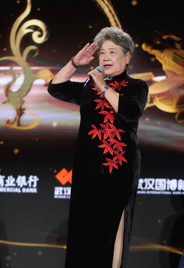 面料|86岁陶玉玲老得优雅，穿一身旗袍端庄大气，活出奶奶辈想要的精致