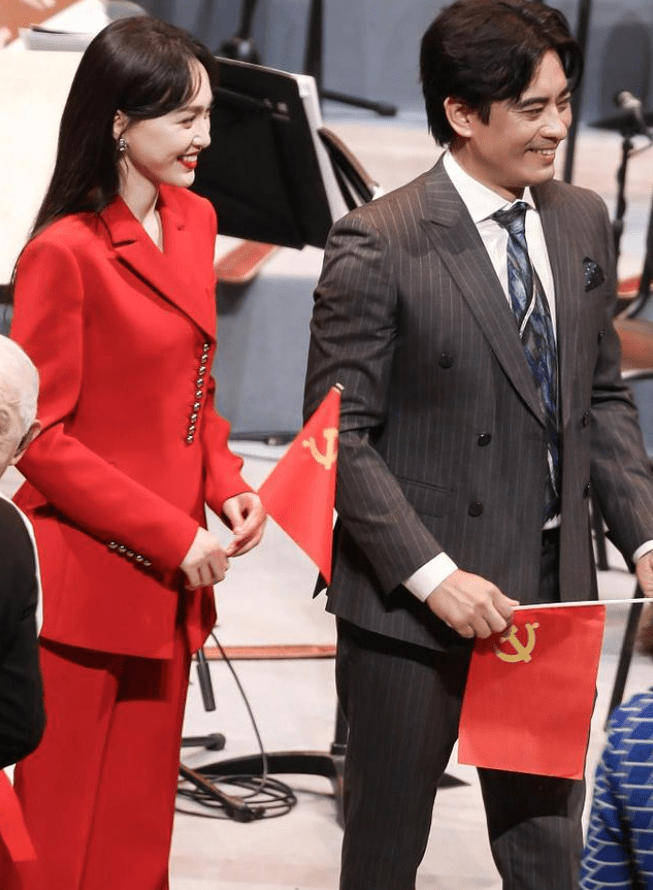 一身|唐嫣挑战“央视风”穿搭,一身正红西装优雅端庄,连气质都升华了