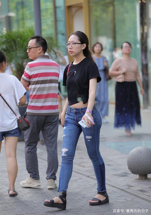 黑色|黑色露腰短袖搭配蓝色居家打底裤，色彩协调，又不失活力