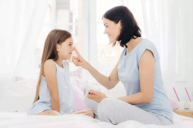 玩具|孩子在幼儿园总抢别人的玩具，怎么说都不改？最好的教育在第一次