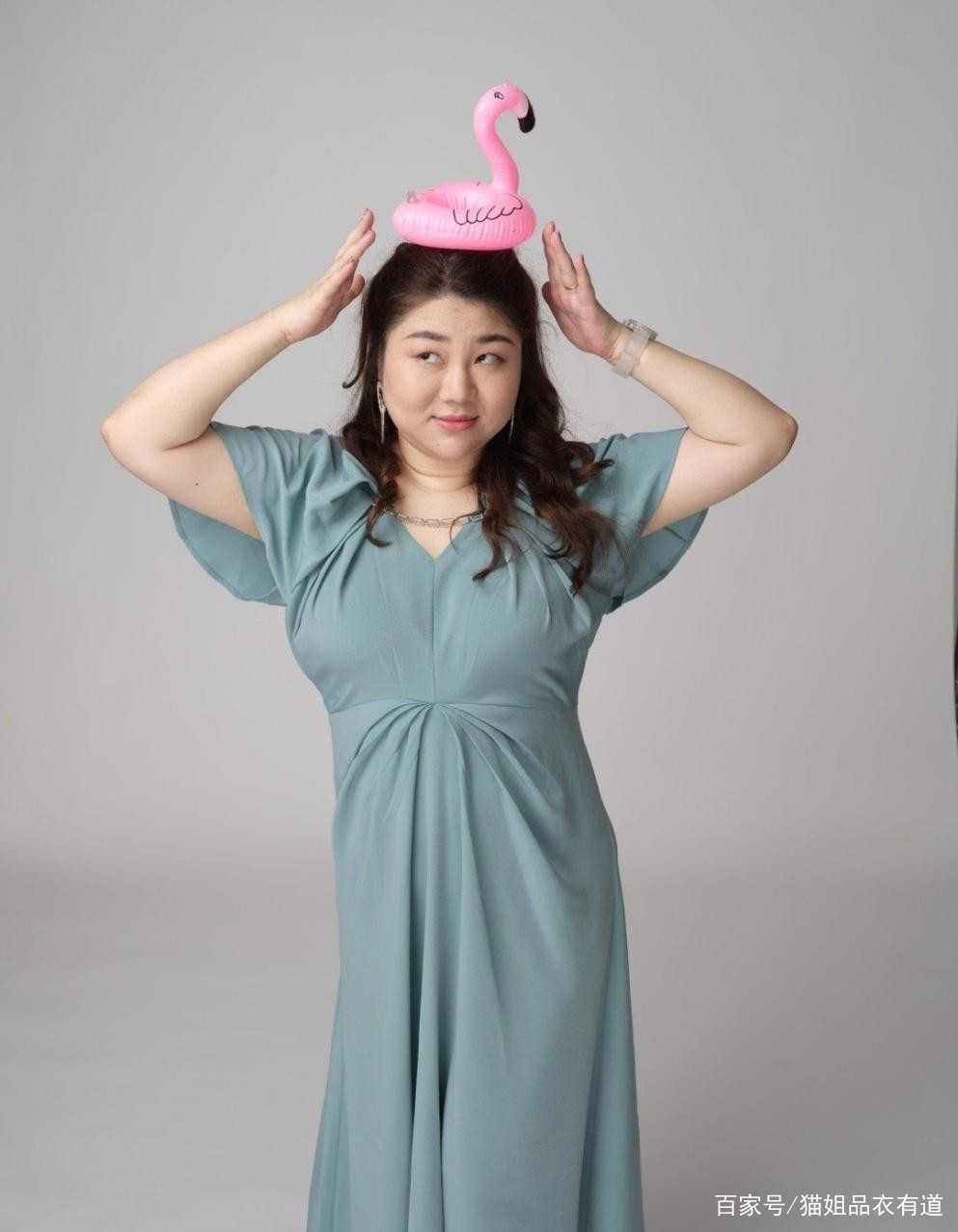 整体|一手捧红范爷的杨天真会穿，穿连衣裙也有小蛮腰，丰腴身材有看头