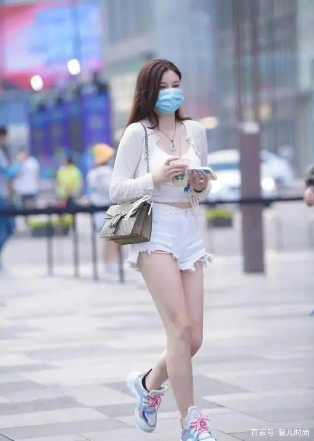 袜子|一款半腰袜配牛仔短裤，时髦又减龄颠覆以往穿搭组合！