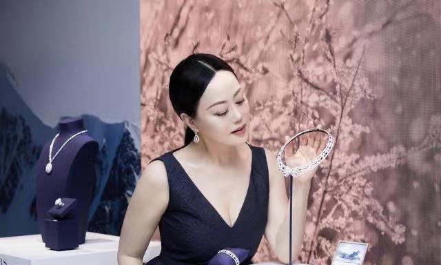 设计|章小蕙自带名媛气质,微胖身材穿小黑裙更迷人,一看就是高级贵妇
