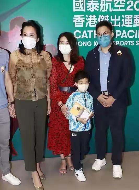 郭晶晶|郭晶晶为婆婆庆生！63岁港姐婆婆穿得比儿媳嫩，霍家三兄弟齐上阵