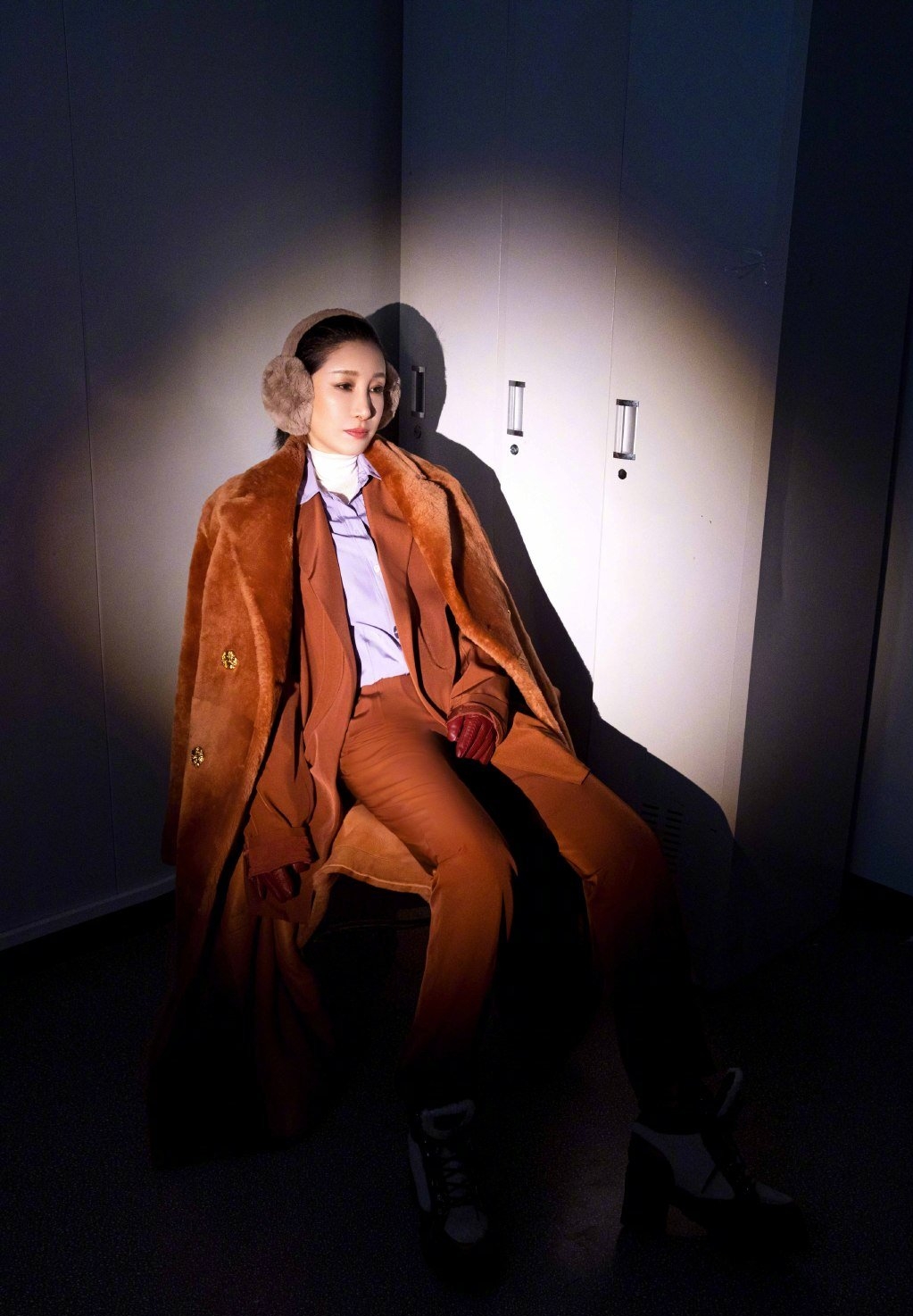 是属于|42岁秦海璐童心未泯,穿大地色大衣时髦复古,搭配耳包太可爱了