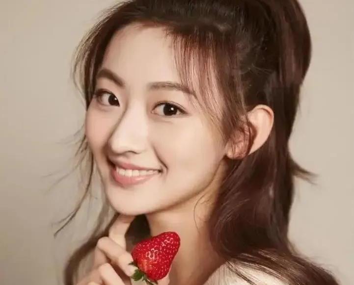 扫黑风暴徐英子口咬桌角被孙兴一伙轮奸原型女孩更悲惨