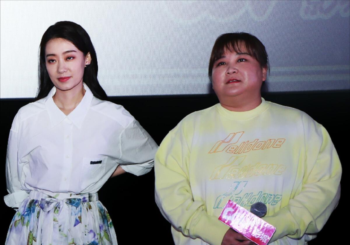 张小斐|张小斐成名后大变样,现身路演腰身粗壮一圈,裙子好普通可三万块