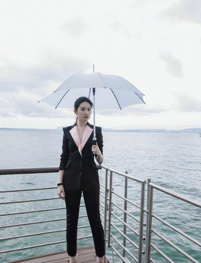 西裤|“神仙姐姐”刘亦菲雨中撑伞,西装穿出好身材,景美人更美