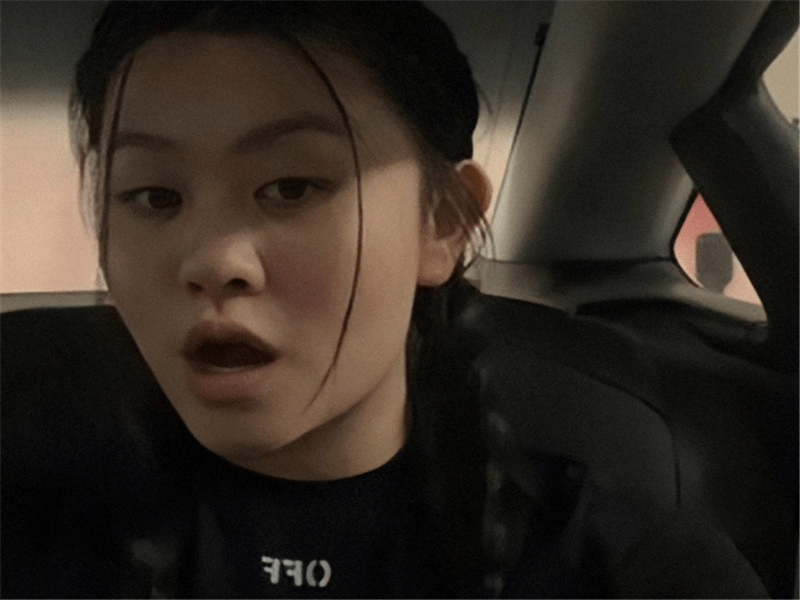 沈月为妹妹庆生,17岁沈日近况曝光,是邱淑贞二女儿,长相很清纯