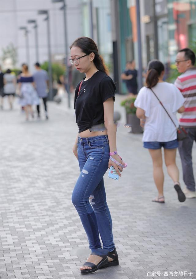 黑色|黑色露腰短袖搭配蓝色居家打底裤，色彩协调，又不失活力