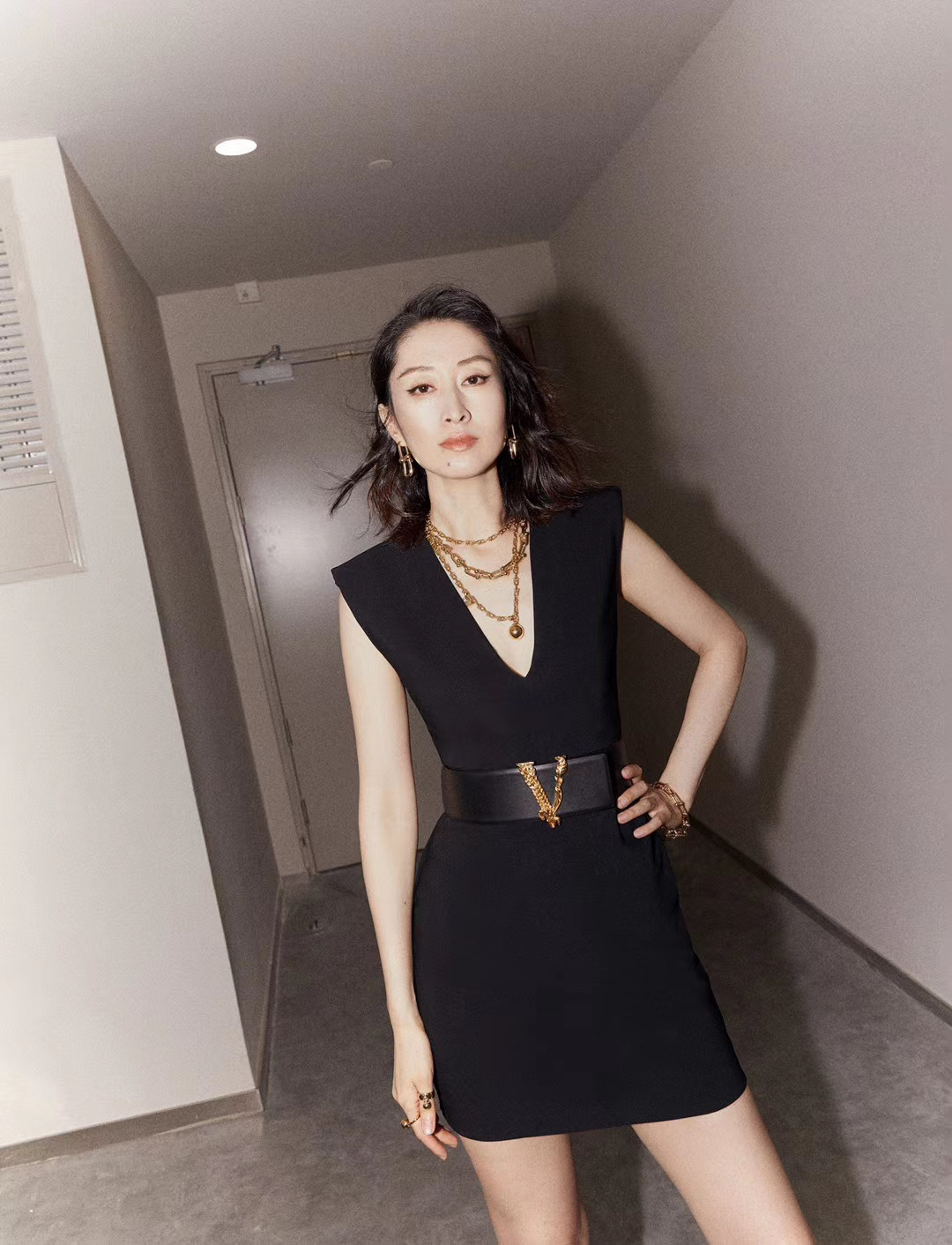 黑色|45岁刘敏涛状态真好,穿银色鱼尾裙典雅高贵,看背影就好心动