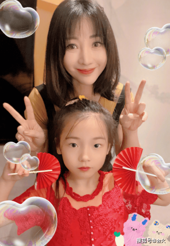 长裙|40岁柳岩性感造型曝光，穿深V长裙大秀好身材，身边四个帅气男模