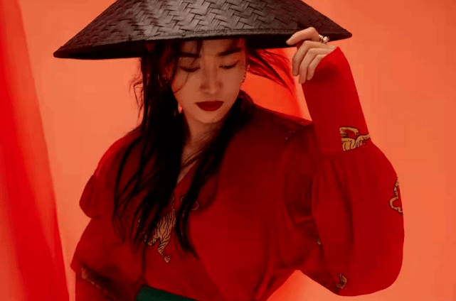 金色|奥运冠军孙一文明星脸火出圈！新大片穿黑金斗篷变侠女，身材绝了