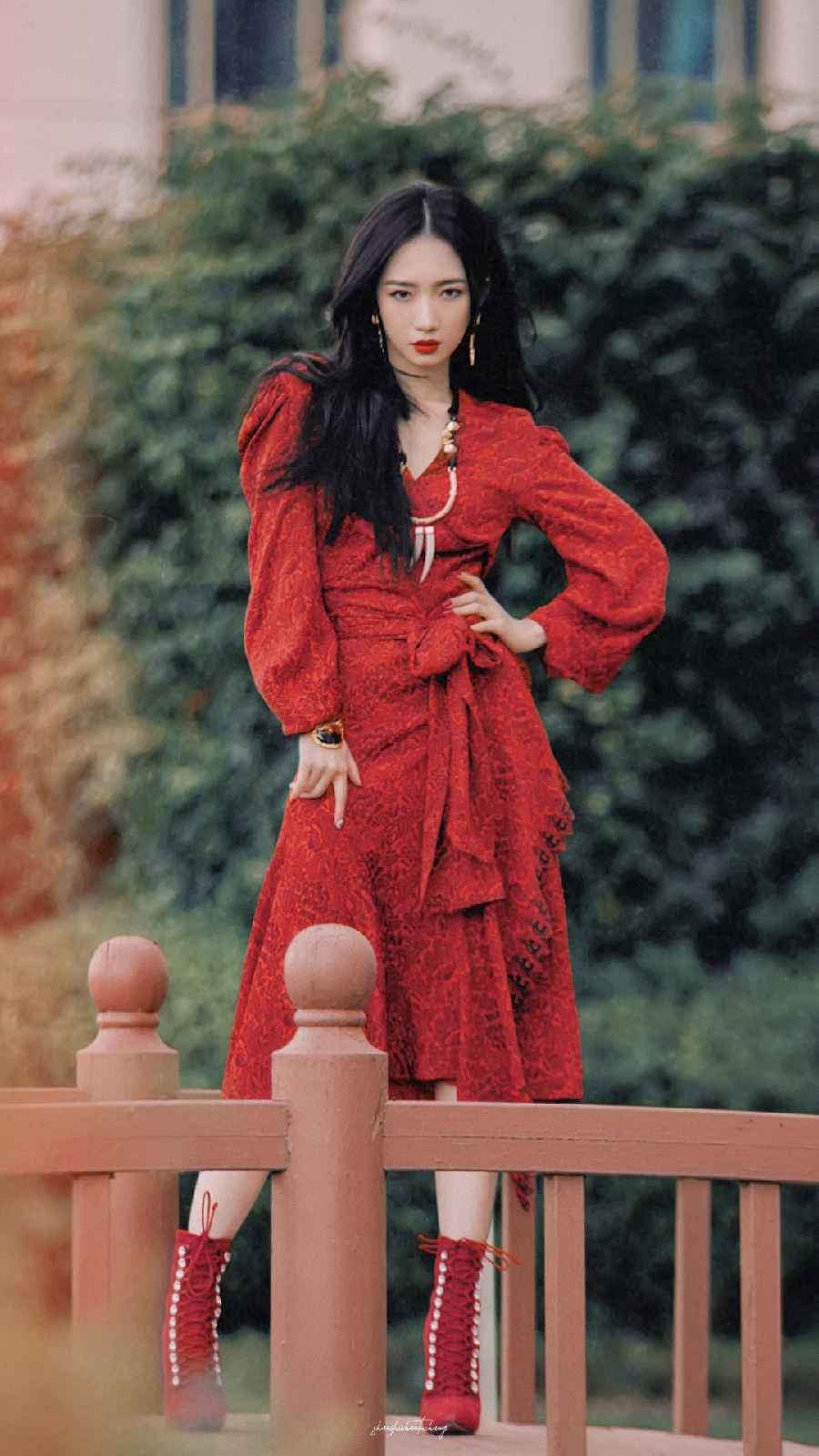 孟美岐|22岁孟美岐造型翻车,红色长裙配黄金首饰,丝毫不见青春活力