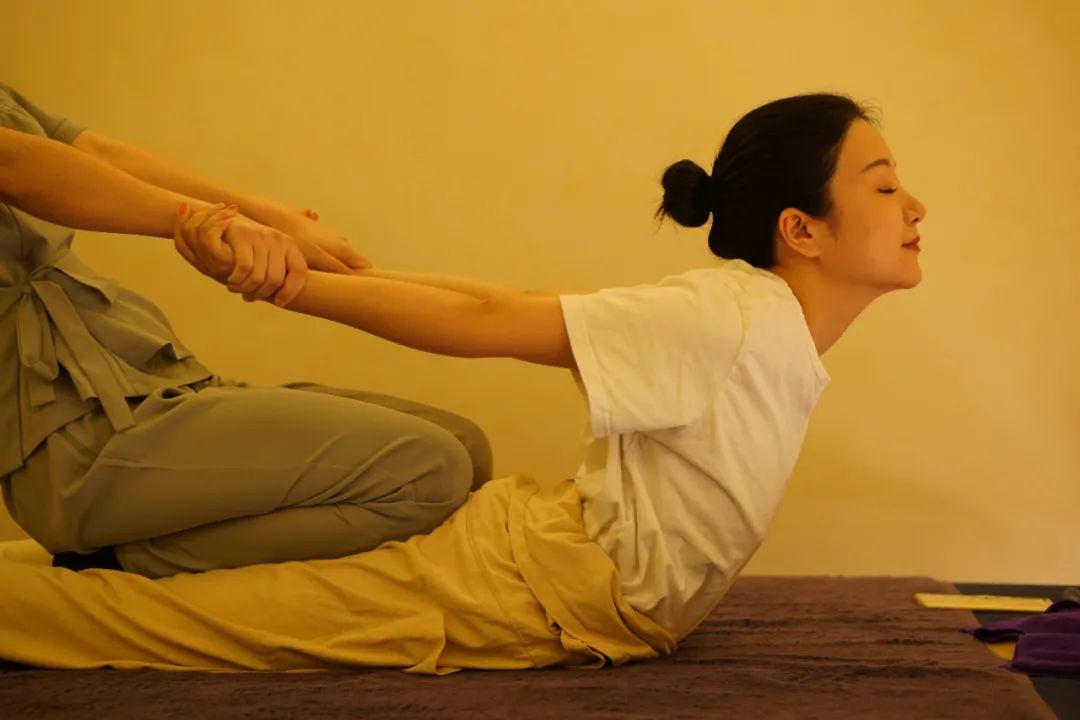 在理疗师独特的推,拉,蹬,摇,踩下,我越发放空,血液循环在加快,肌肉