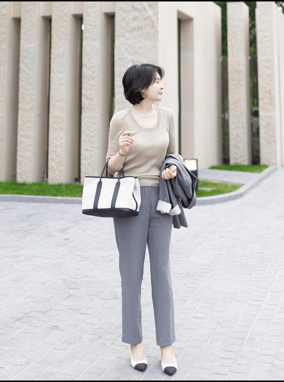 运动鞋|建议不要穿阔腿裤＋运动鞋了！九分裤＋短跟鞋，妈妈穿才更气质
