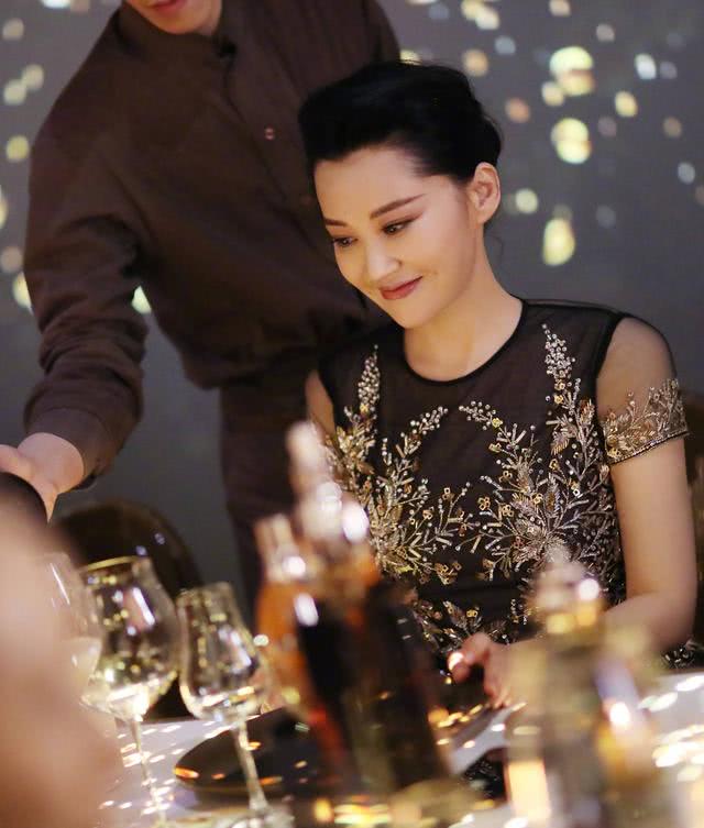 51岁许晴终于不装嫩了 2b9d9cf3ef294457a646aaa9b572c2bb.jpeg