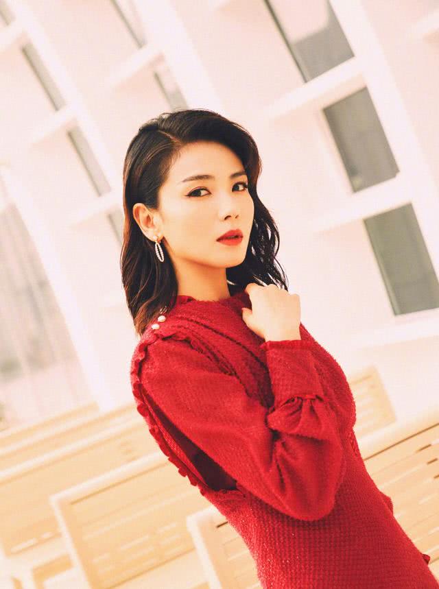 西装|41岁的刘涛还在装嫩，女团制服配短发时尚减龄，温柔魅力尽显！