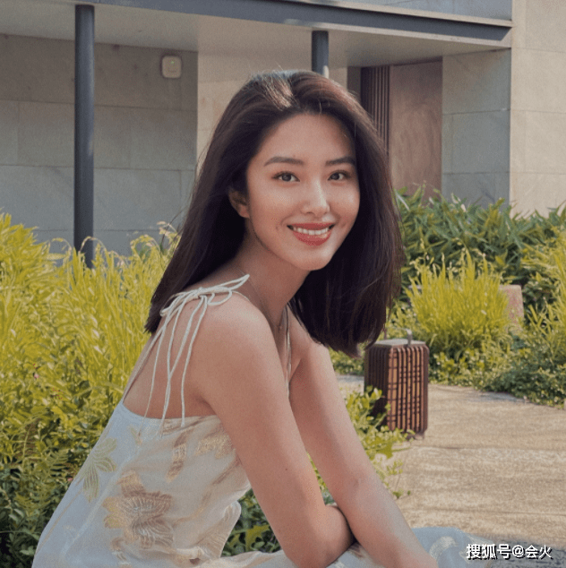 平台|28岁杨采钰大街上拍照！穿高帮大皮鞋不怕热，笑起来一对酒窝吸睛