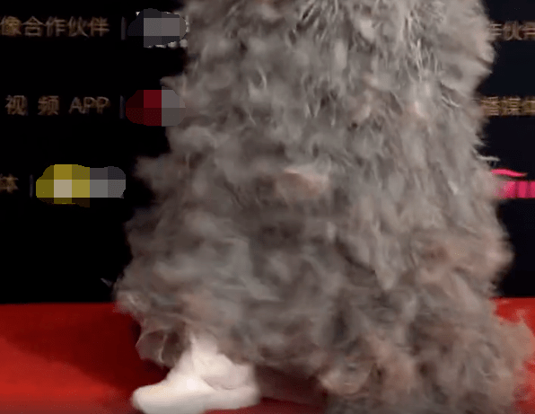 短发|中年女星红毯图鉴：52岁陶红性感敢穿，吴越短发温柔，陈数女王范