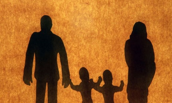 生活|父母起诉22岁姐姐拒养2岁弟弟：很多人生二胎的出发点是错的