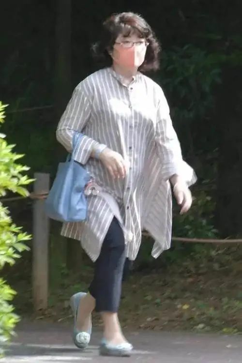 时尚|山口百惠曾经有多美！如今61岁穿公主鞋烫蛋卷头仍像少女