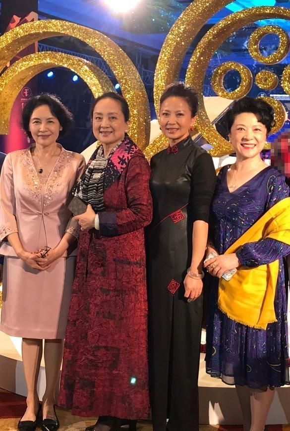 裙子|王馥荔74岁还很年轻漂亮，围七彩纱巾出镜，表情不僵不硬很自然！