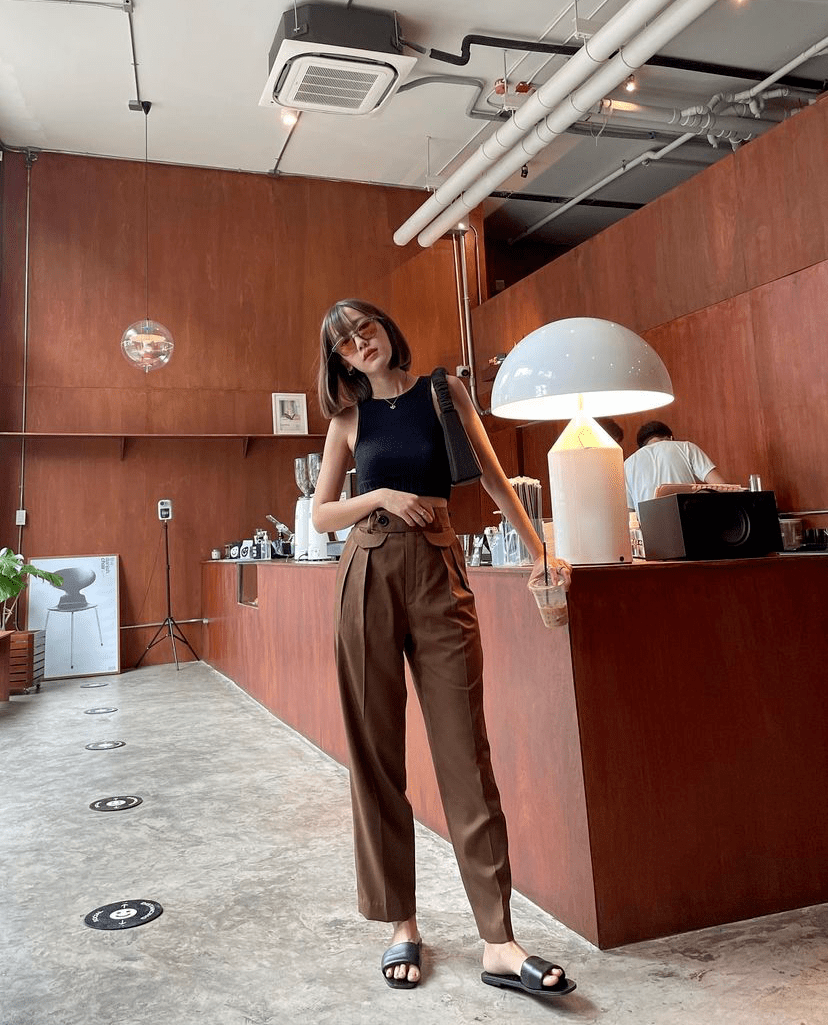 脚踝|2021不要再穿高跟鞋了!今夏“九分裤+运动鞋”正流行!